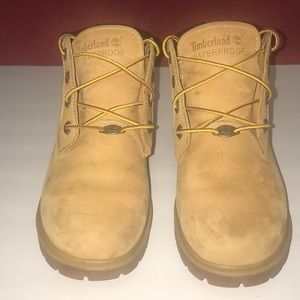Timberlands - wheat nubuck sz 8